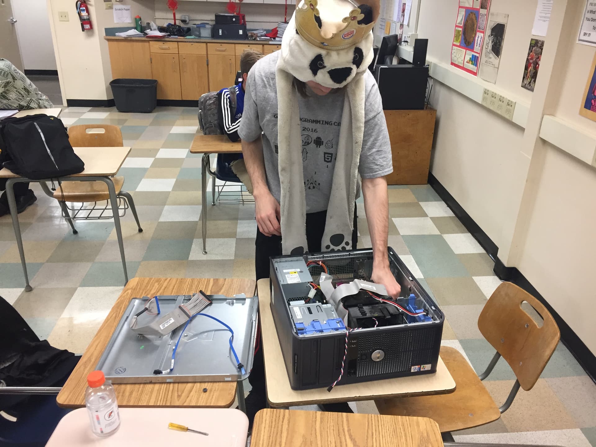 Sentinel High School Computer Building Club 2018 — students and PC builds, photo 2