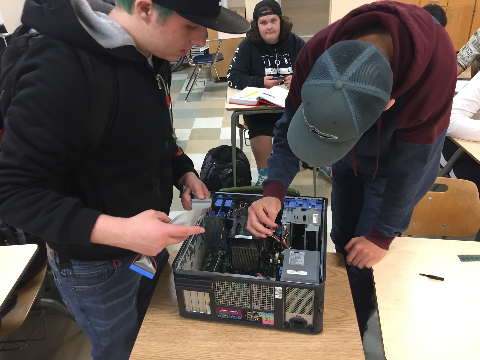 Sentinel High School Computer Building Club 2018 — students and PC builds, photo 4