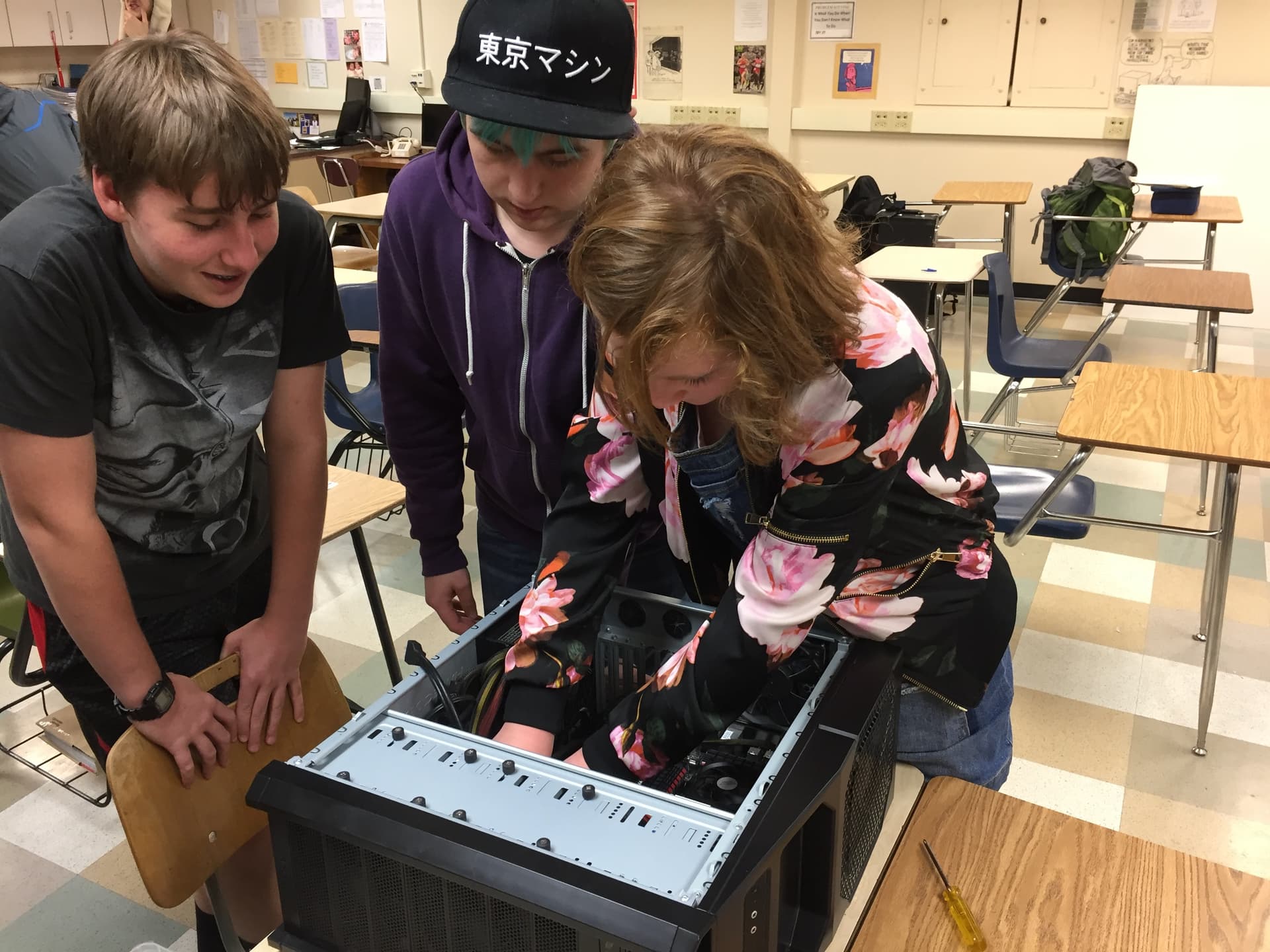 Sentinel High School Computer Building Club 2018 — students and PC builds, photo 6