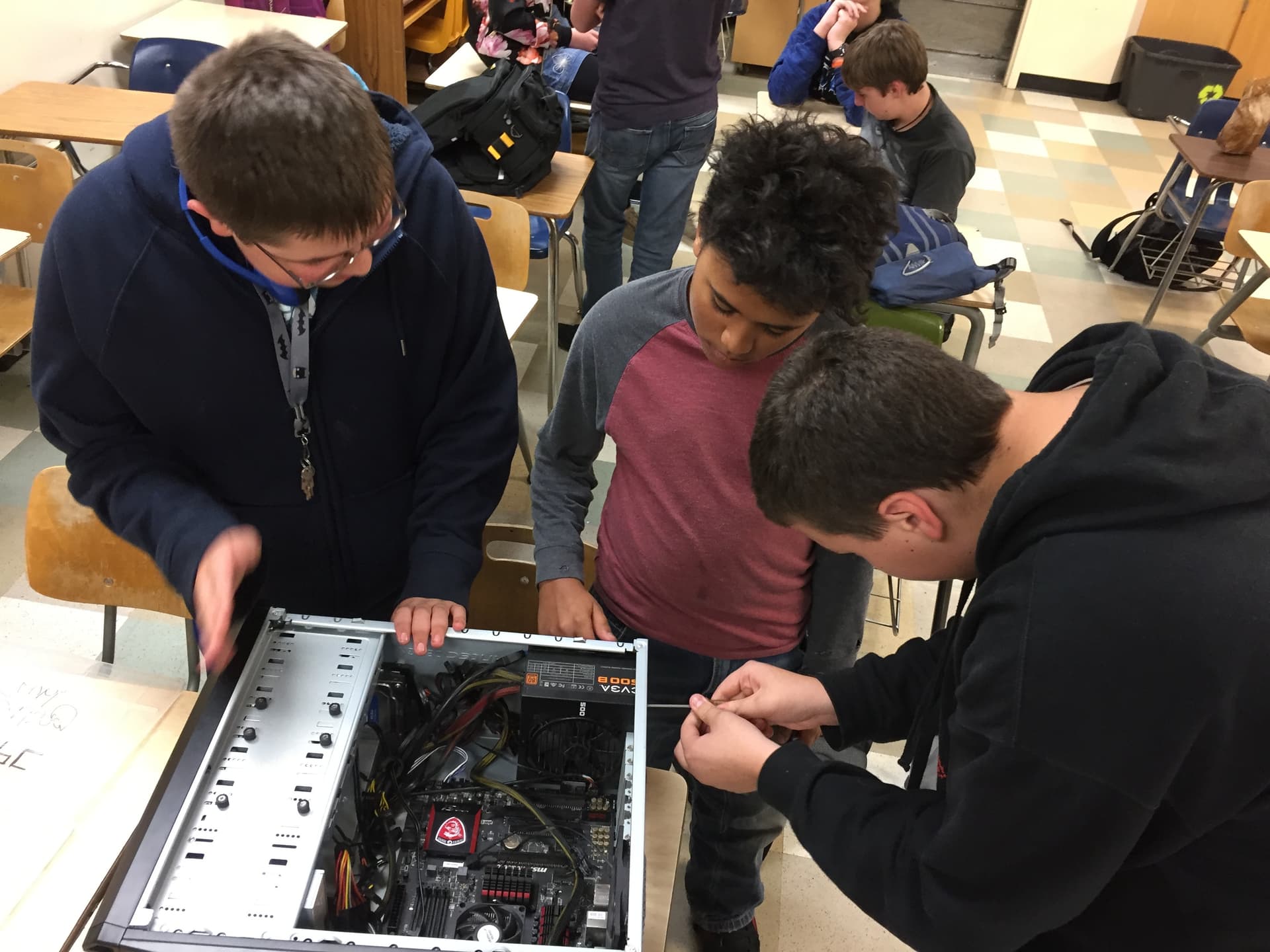 Sentinel High School Computer Building Club 2018 — students and PC builds, photo 8