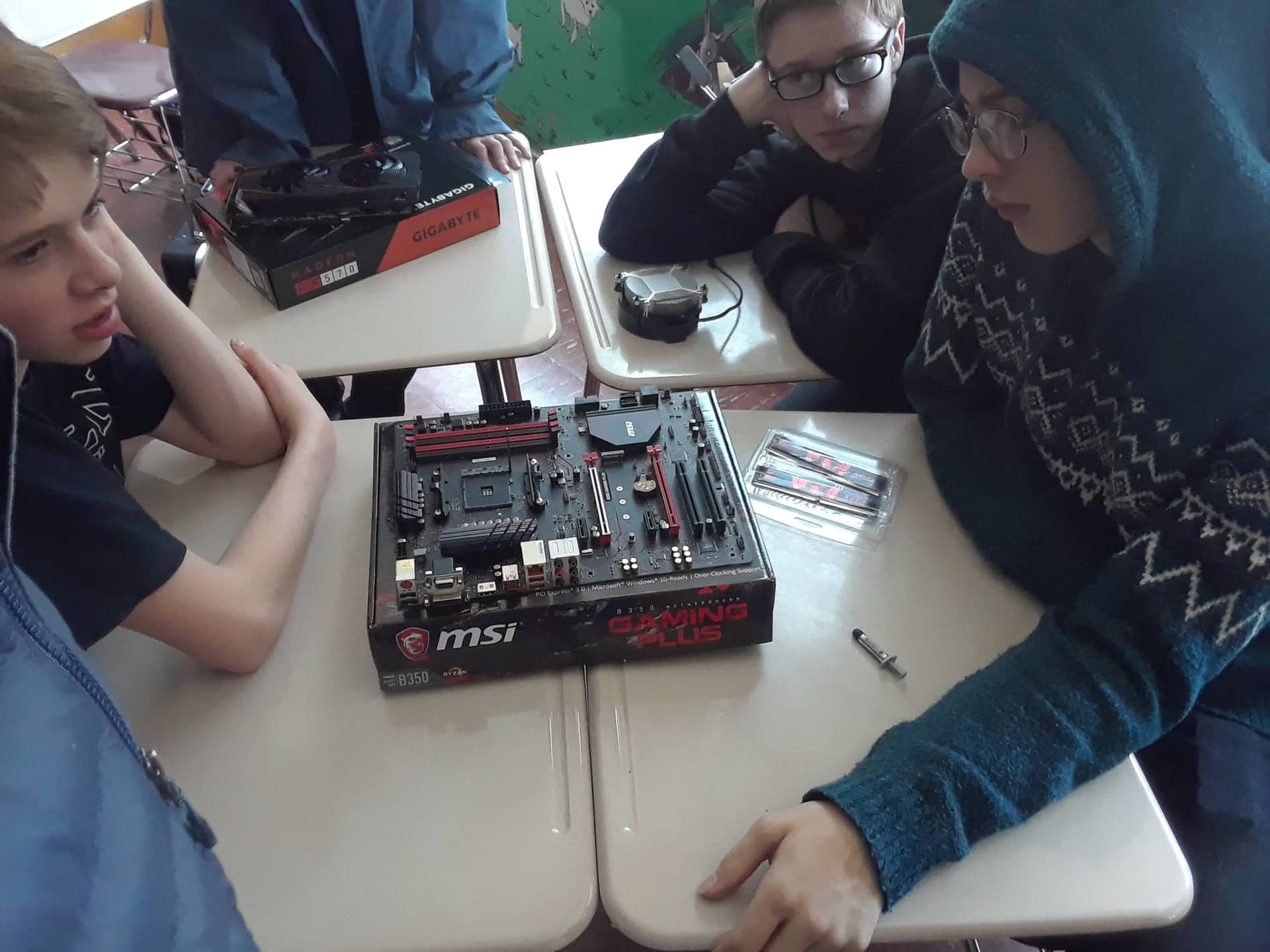 Sentinel High School Computer Building Club 2019 — students and PC builds, photo 5