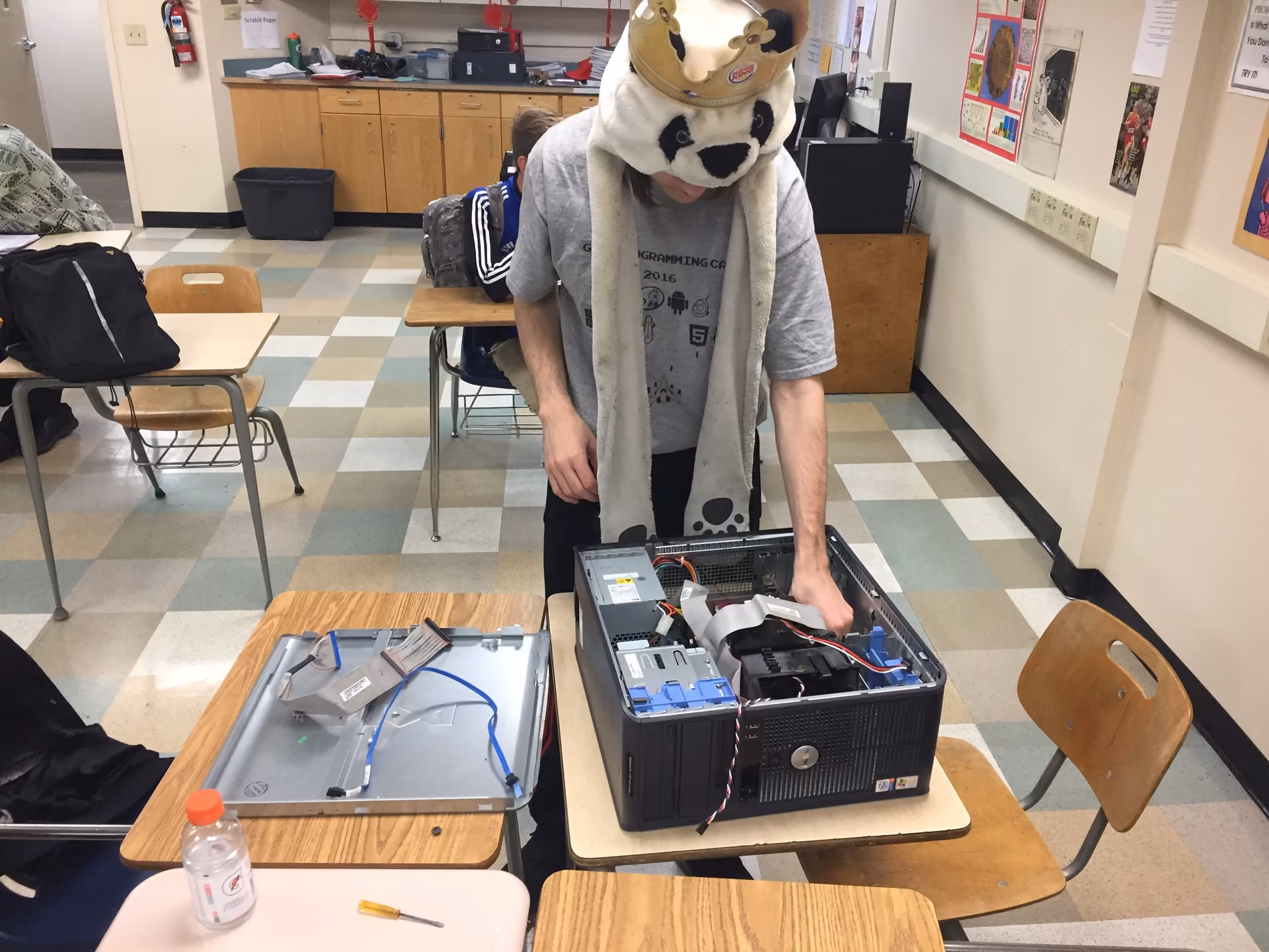 Sentinel High School Computer Building Club 2018 — students and PC builds, photo 2