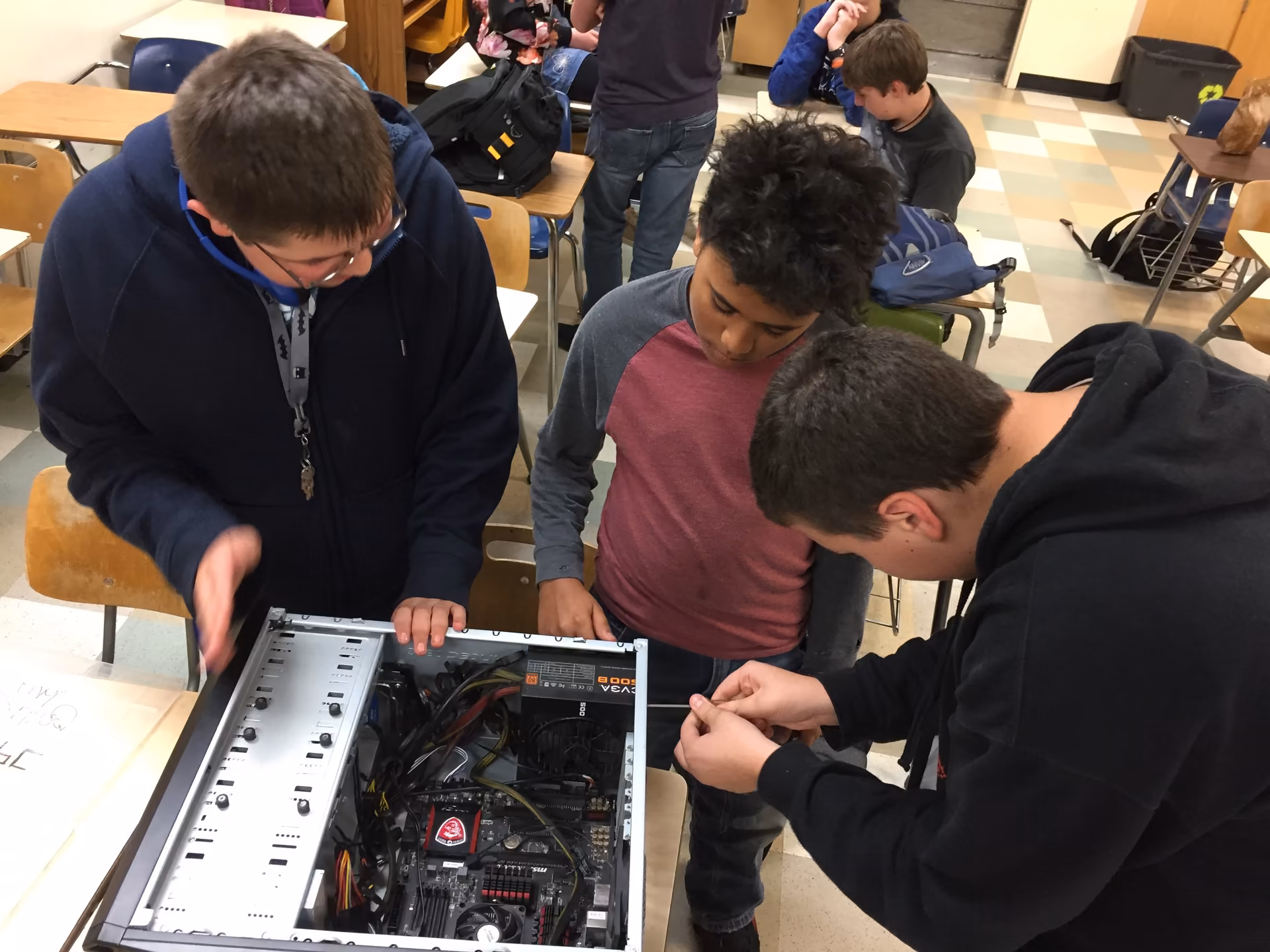 Sentinel High School Computer Building Club 2018 — students and PC builds, photo 8