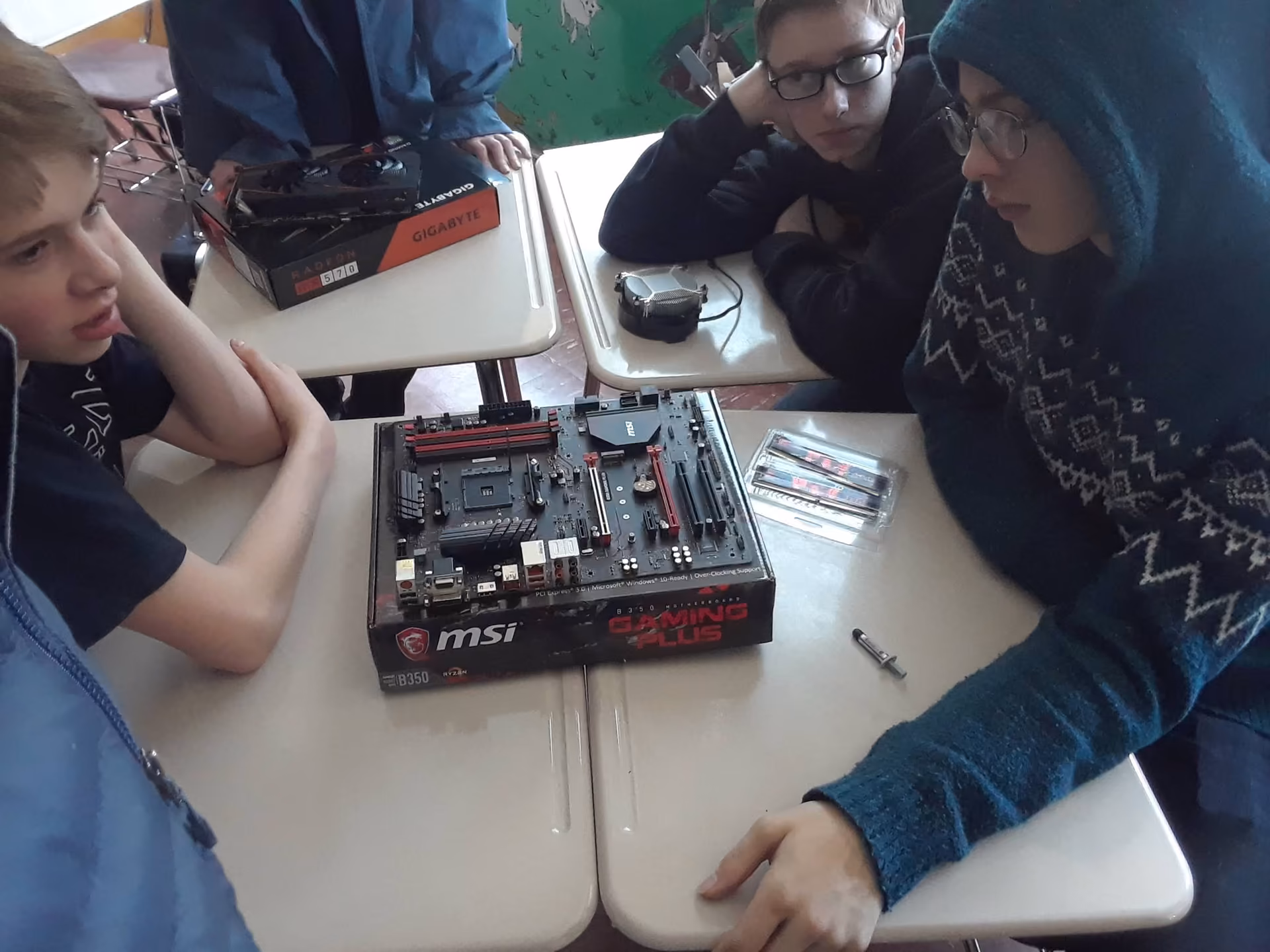 Sentinel High School Computer Building Club 2019 — students and PC builds, photo 5